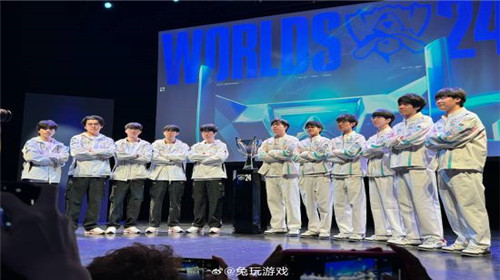 BLG成员与冠军奖杯合影